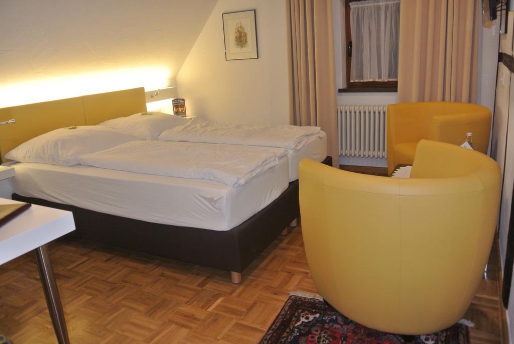 Hotel-Restaurant Goldenes Lamm دينكلسبهل الغرفة الصورة