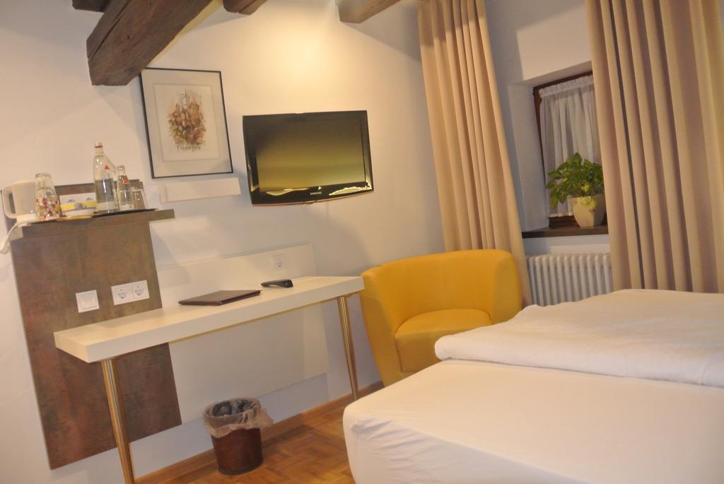 Hotel-Restaurant Goldenes Lamm دينكلسبهل الغرفة الصورة