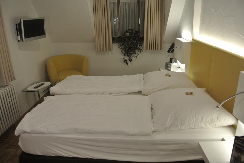 Hotel-Restaurant Goldenes Lamm دينكلسبهل المظهر الخارجي الصورة