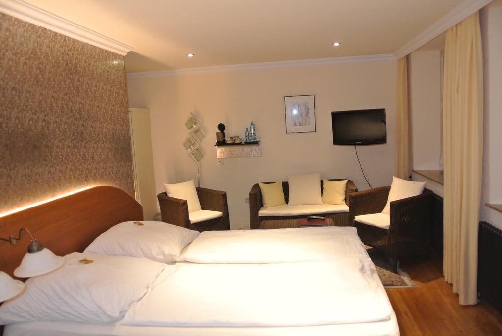 Hotel-Restaurant Goldenes Lamm دينكلسبهل الغرفة الصورة