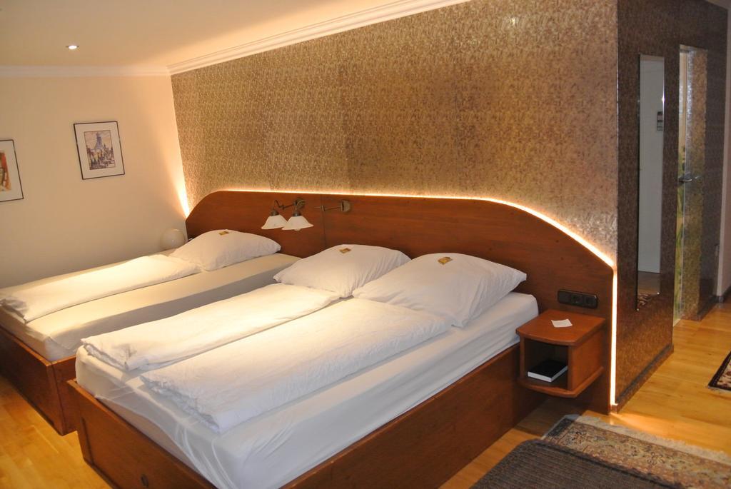 Hotel-Restaurant Goldenes Lamm دينكلسبهل الغرفة الصورة