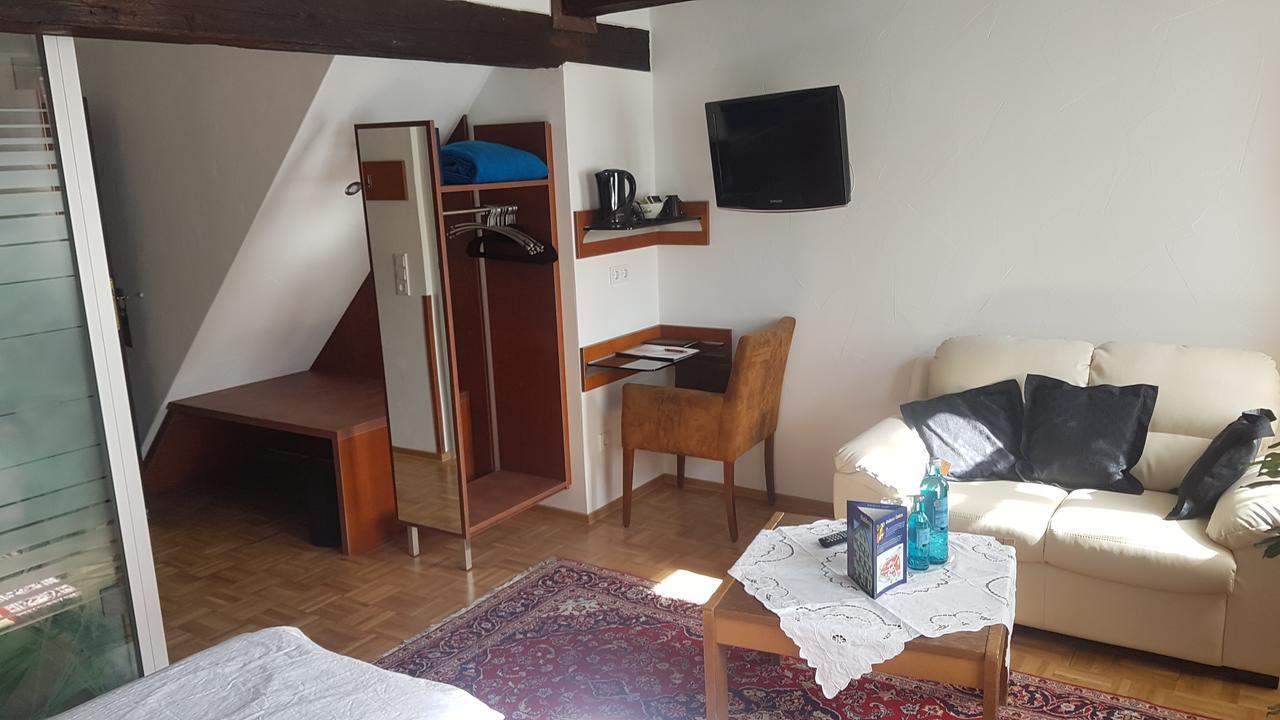 Hotel-Restaurant Goldenes Lamm دينكلسبهل المظهر الخارجي الصورة